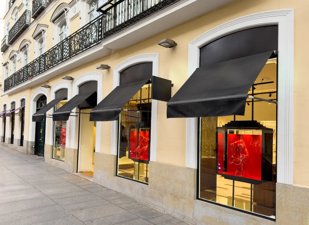 Façade vitrine de magasin en aluminium sur mesure à Salon-de-Provence